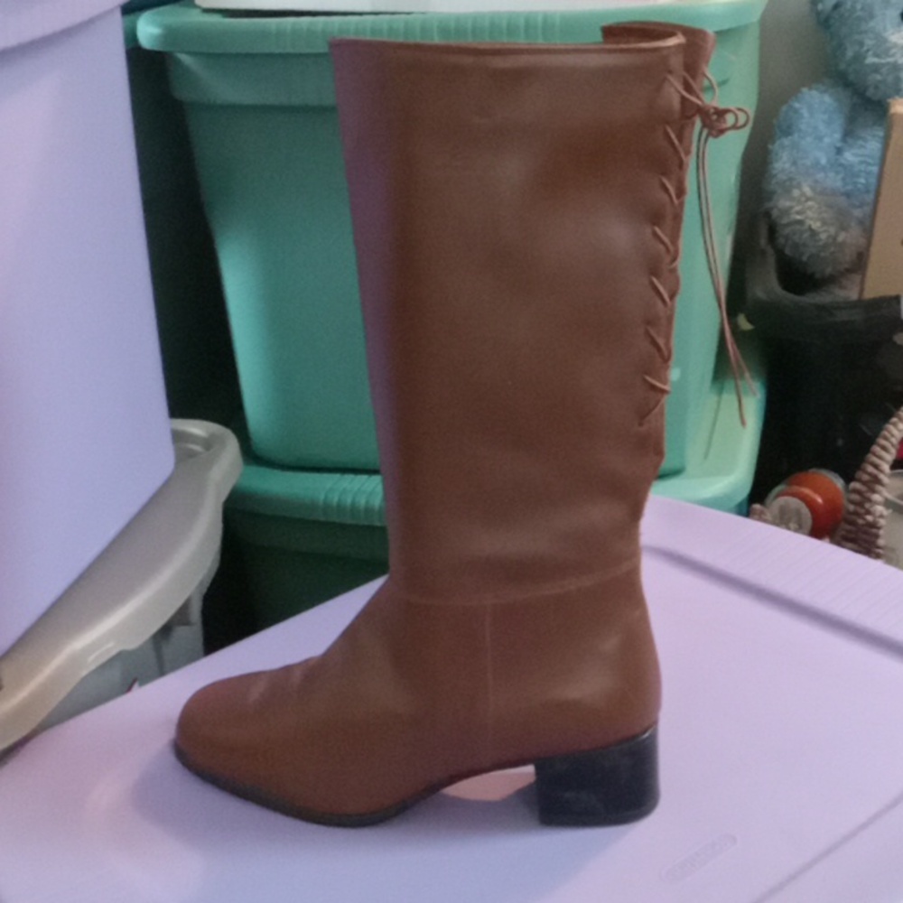11 heeled boot. Brown